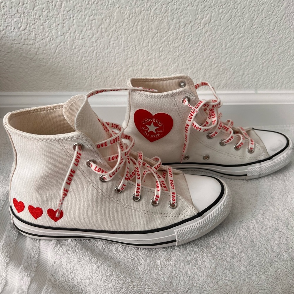 Womens heart Chuck Taylor’s size 5 ( fits Womens size 7-7.5)